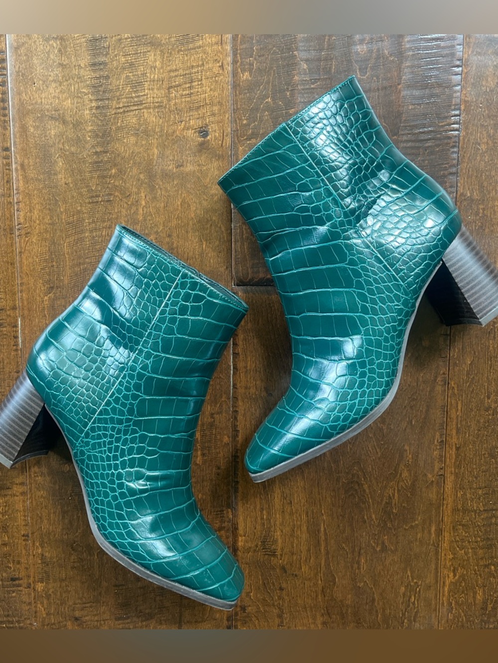 Inc International Concepts emerald green  crocodile print ankle boots sz. 7.5